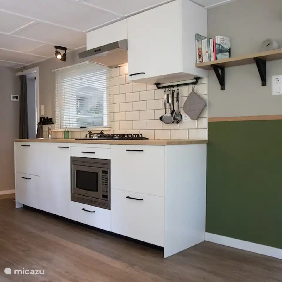 Kitchen with gas hob with wok plate