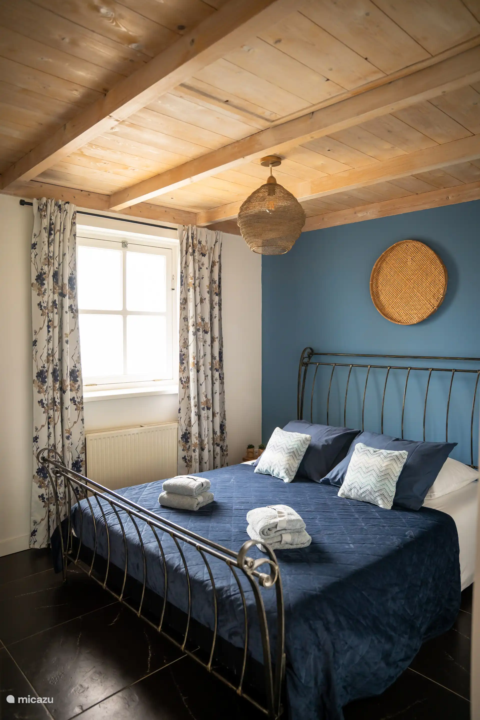 Dormitorio acogedor y acogedor con cama matrimonial