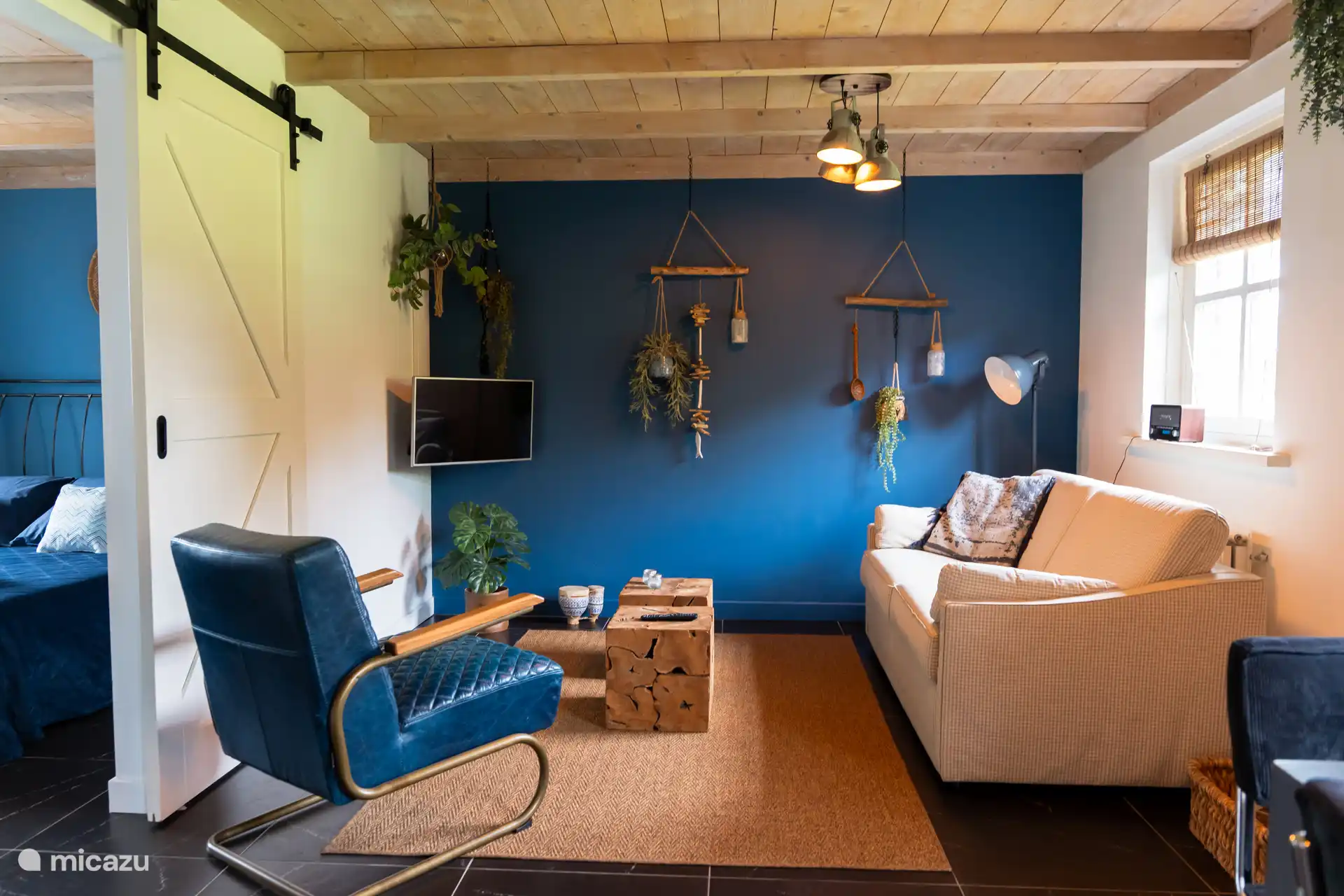 Acogedor y acogedor salón con smart TV y radio DAB con bluetooth. 