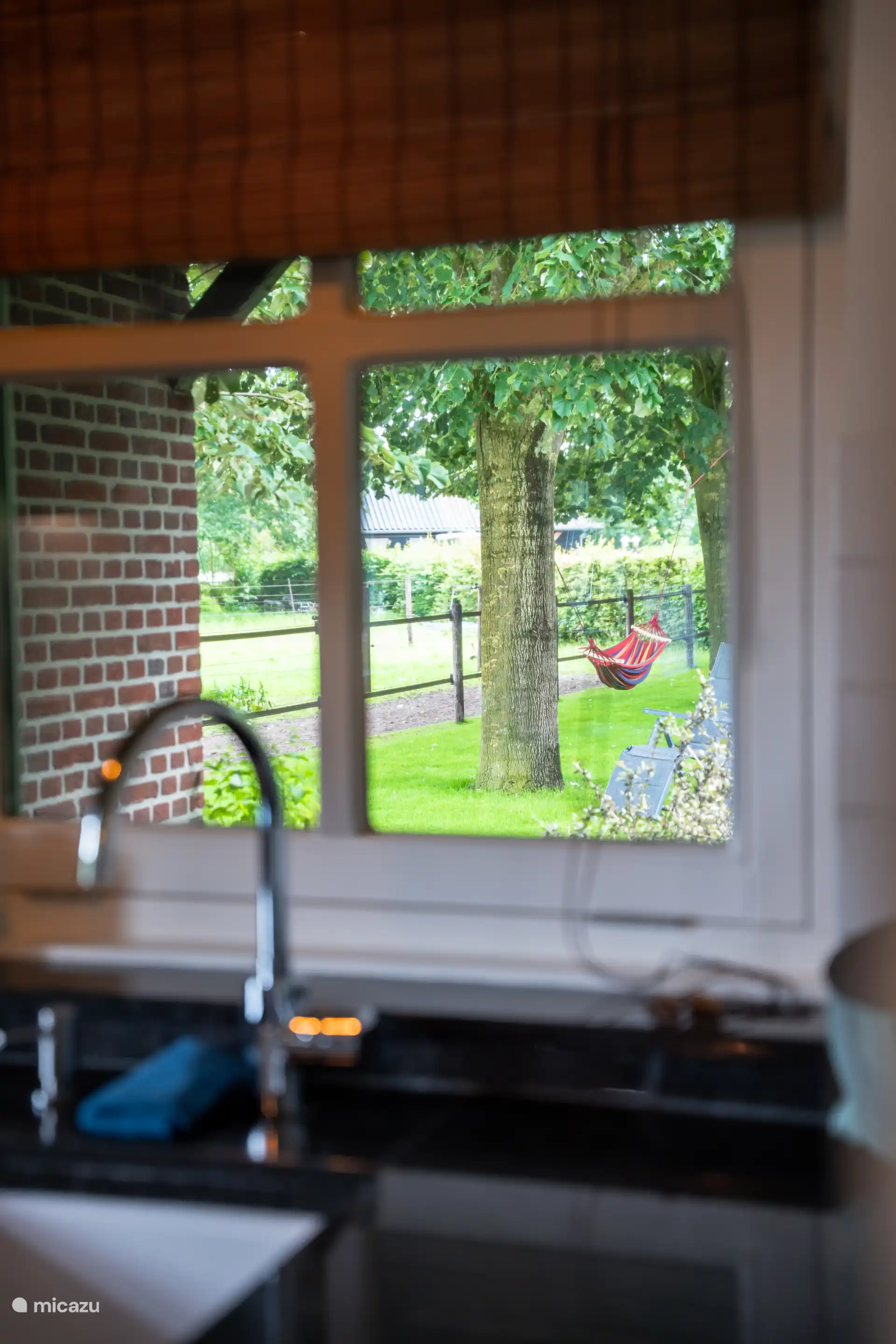 Vista desde la cocina hacia el amplio jardín. ¿Ya te ves relajado en esta hamaca?