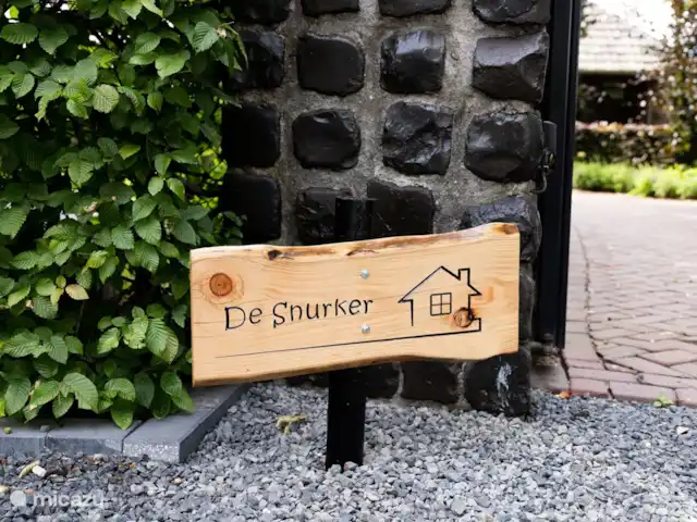 Le Ronfleur | Pays-Bas, Brabant-Septentrional,  Wilbertoord - maison de vacances Le panneau à la porte de De Snurker.