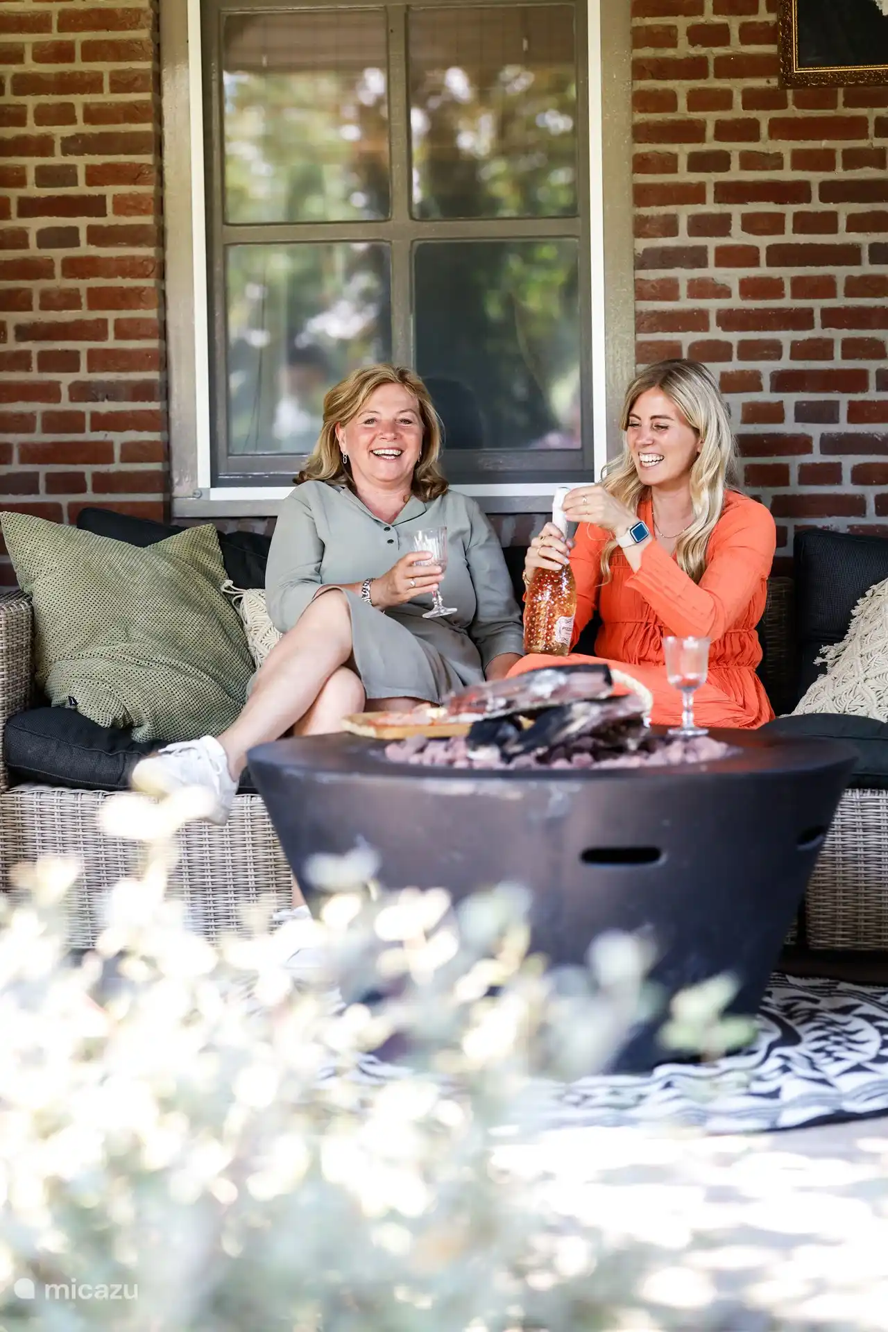 Profitez de la table du feu avec une boisson.