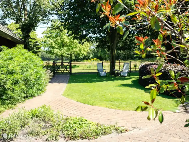 Le Ronfleur | Pays-Bas, Brabant-Septentrional,  Wilbertoord - maison de vacances Il y a toujours une fleur en fleurs quelque part dans le jardin spacieux.