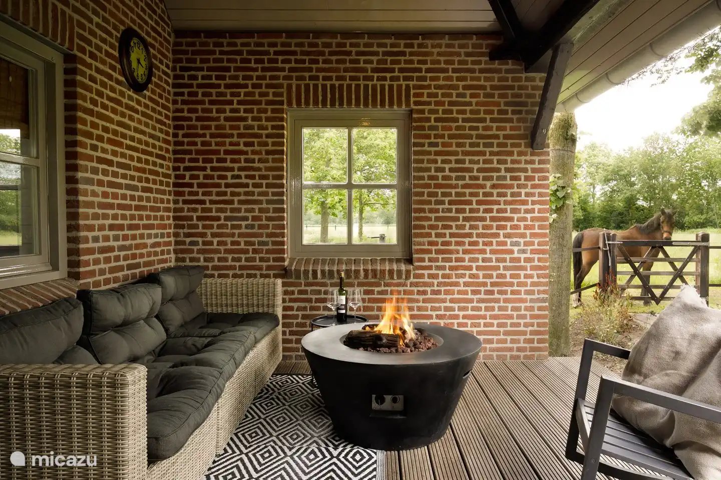 La table de feu confortable avec vue sur le jardin et le pâturage des chevaux.