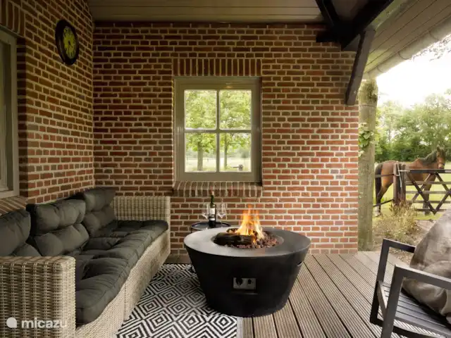 Le Ronfleur | Pays-Bas, Brabant-Septentrional,  Wilbertoord - maison de vacances La table de feu confortable avec vue sur le jardin et le pâturage des chevaux.
