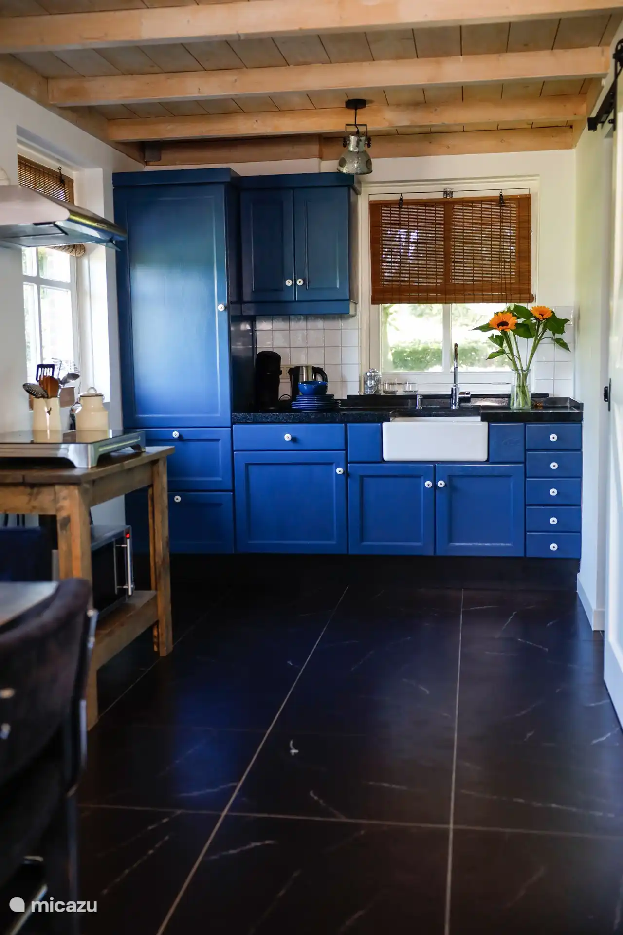 La cuisine est équipée de tous les appareils nécessaires. Y compris le café et le thé.