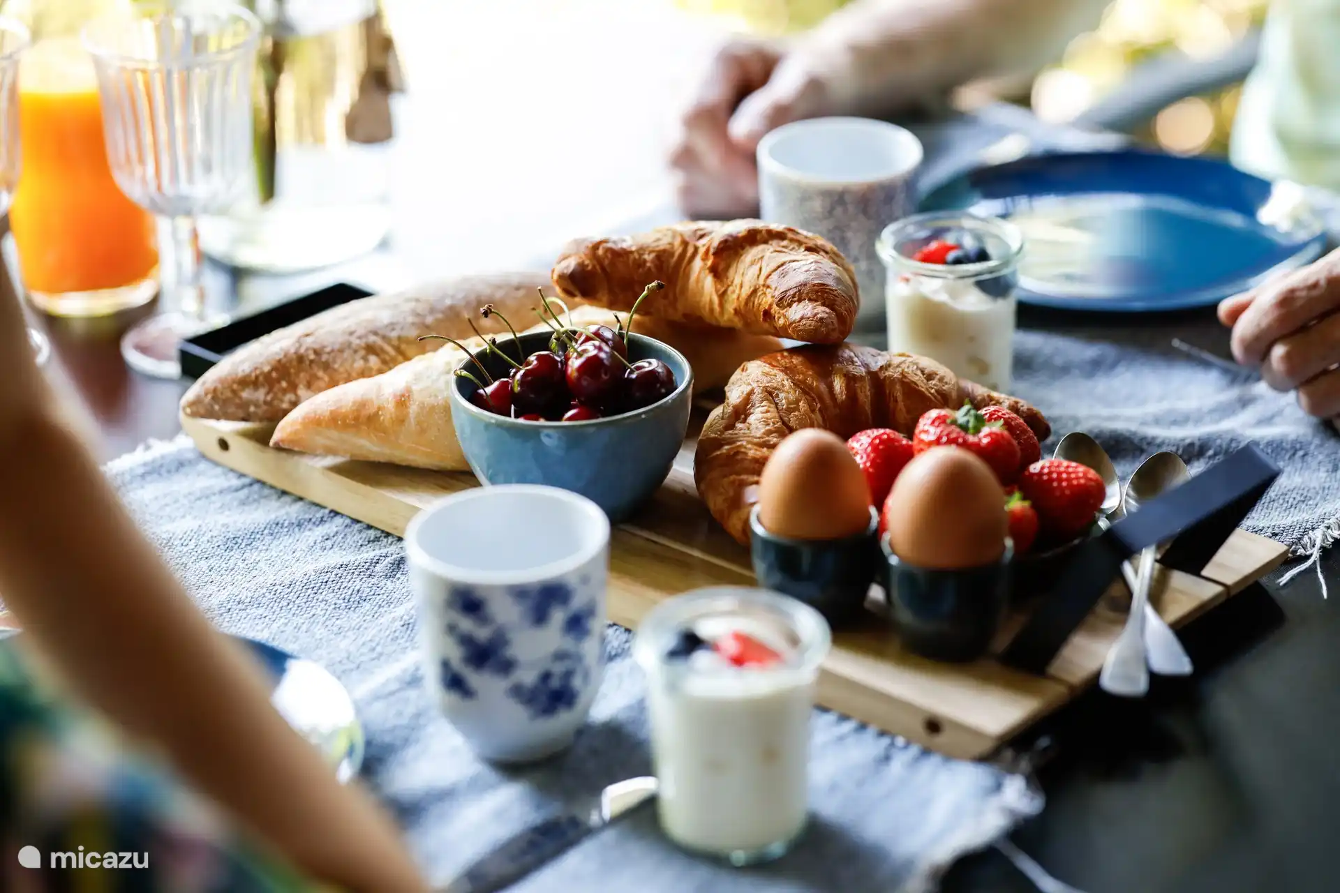 Un petit-déjeuner frais copieux est disponible.
