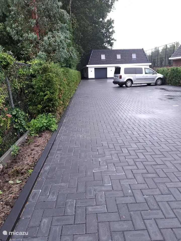 Ausreichend Parkplätze vor Ort.