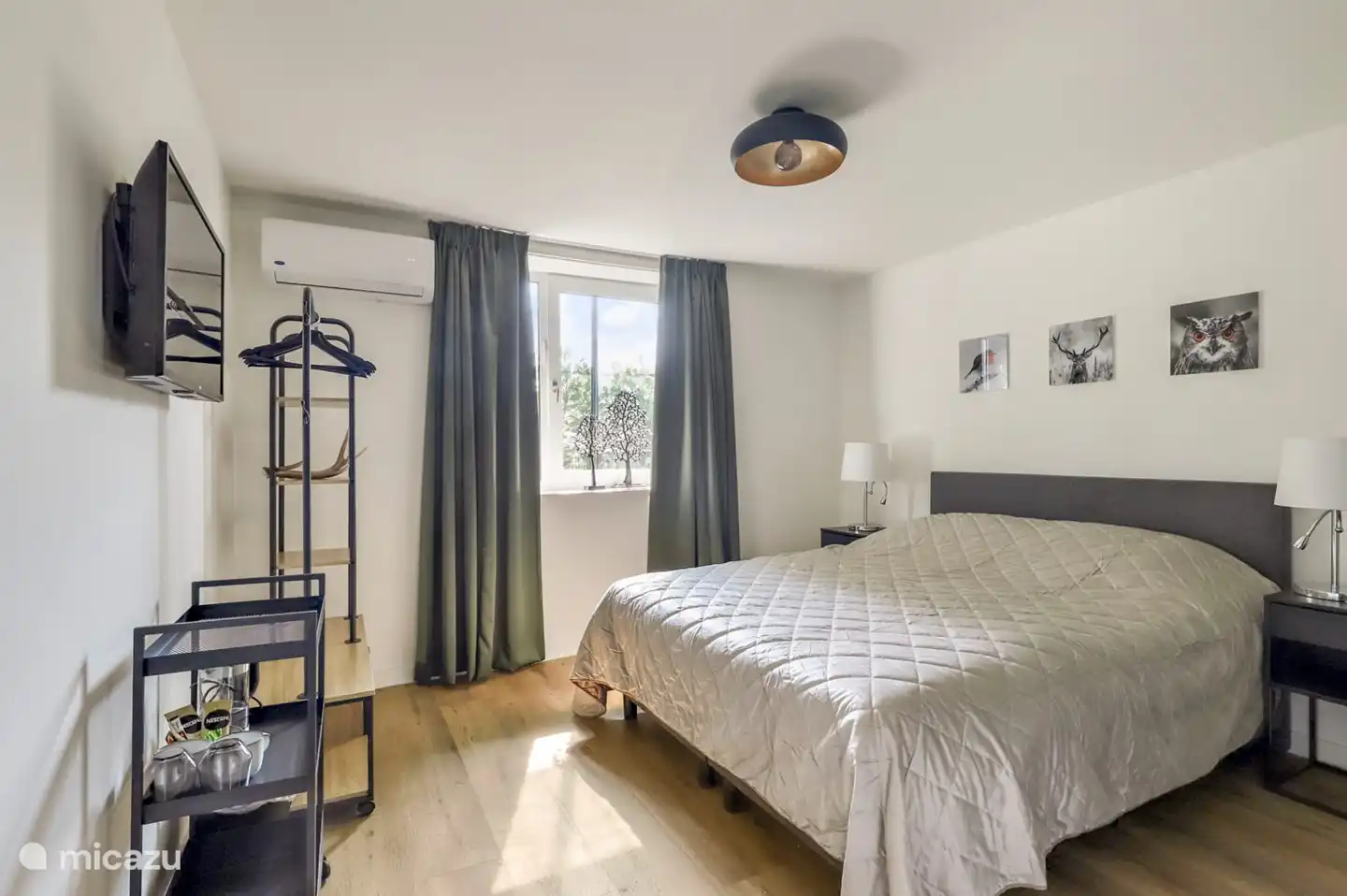 Geräumiges Schlafzimmer mit TV und eigenem Bad.