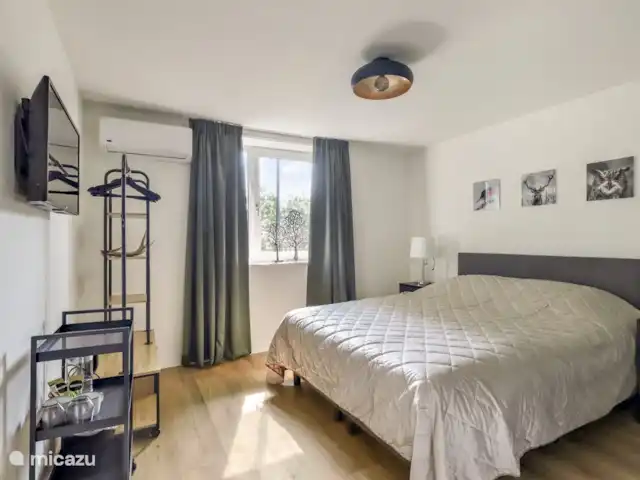 bed & breakfast huren in Nederland, Gelderland, Apeldoorn – Huisje Wenum: kamer 2 - Edelhert Ruime slaapkamer met tv en ensuite badkamer.