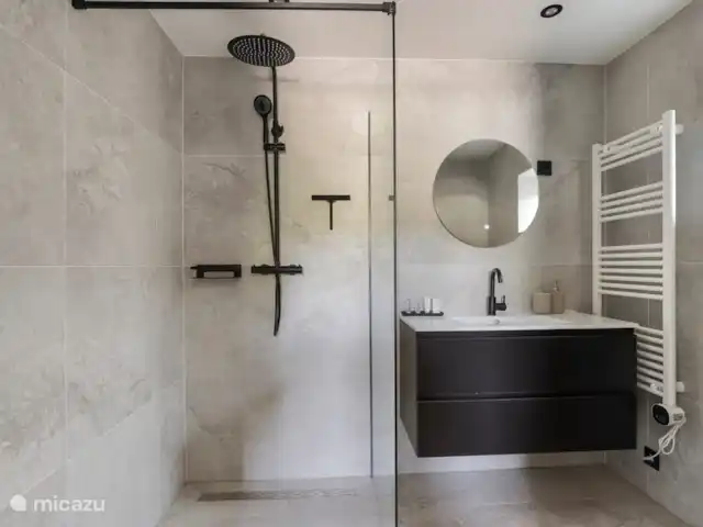 bed & breakfast huren in Nederland, Gelderland, Apeldoorn – Huisje Wenum: kamer 2 - Edelhert Ruime badkamer met inloopdouche, wasmeubel en toilet.