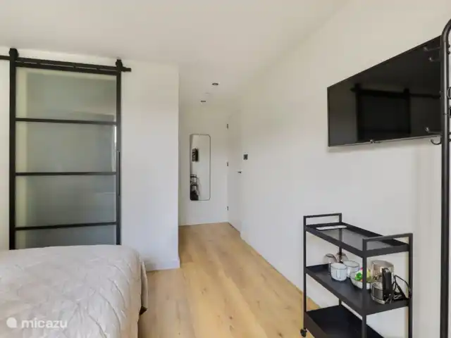 bed & breakfast huren in Nederland, Gelderland, Apeldoorn – Huisje Wenum: kamer 2 - Edelhert Toegang tot ensuite badkamer.