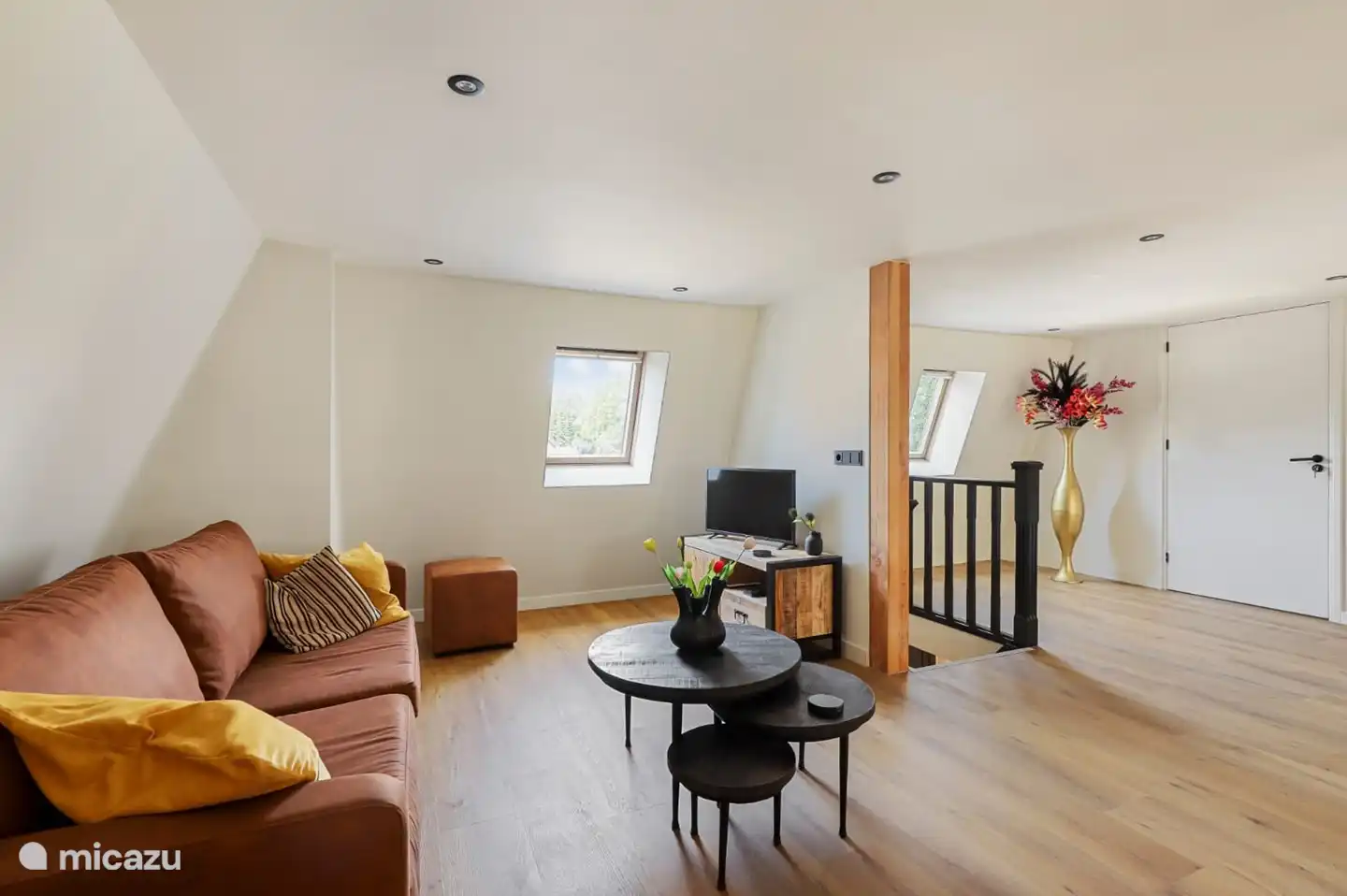 Sitzecke mit Fernseher im Gemeinschaftsraum.