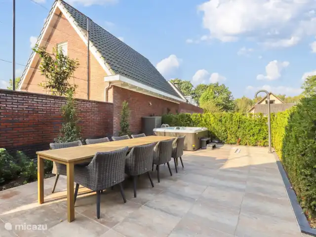 bed & breakfast huren in Nederland, Gelderland, Apeldoorn – Huisje Wenum: 3 - Schotse Hooglander Buitenterras met tuinmeubilair