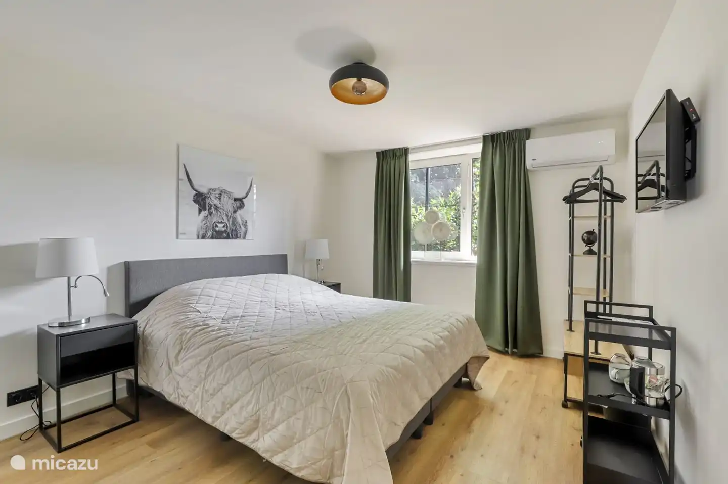 Geräumiges Schlafzimmer mit TV und eigenem Bad.