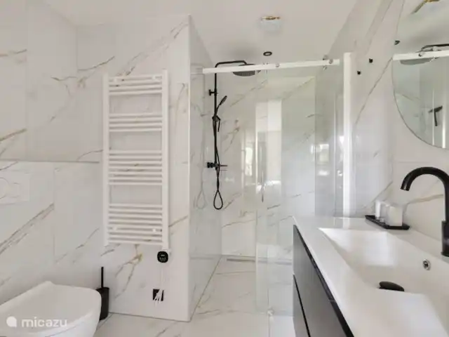 bed & breakfast huren in Nederland, Gelderland, Apeldoorn – Huisje Wenum: 3 - Schotse Hooglander Ruime badkamer met inloopdouche, wasmeubel en toilet.