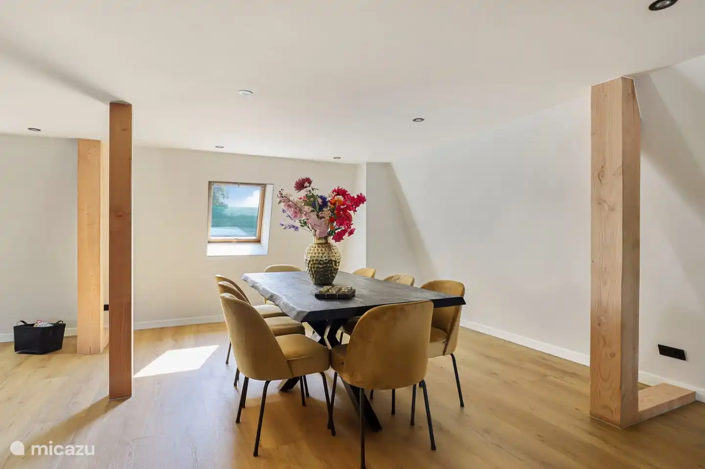 Ess- und Arbeitstisch im Gemeinschaftsraum.