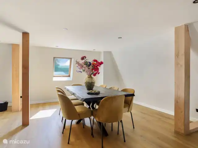 bed & breakfast huren in Nederland, Gelderland, Apeldoorn – Huisje Wenum: 3 - Schotse Hooglander Eet- en werktafel in de gezamenlijke ruimte.