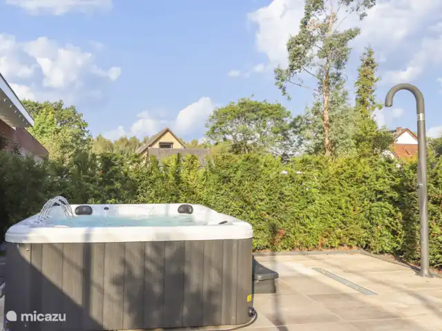 bed & breakfast huren in Nederland, Gelderland, Apeldoorn – Huisje Wenum: 4 - Wolf 5-persoons Jacuzzi met buitendouche.