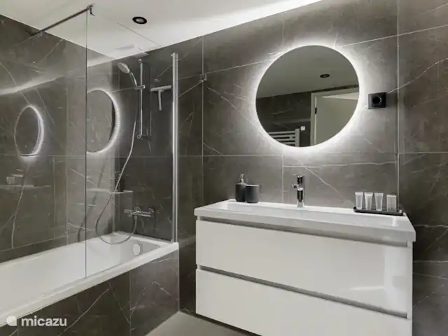 bed & breakfast huren in Nederland, Gelderland, Apeldoorn – Huisje Wenum: 4 - Wolf Moderne badkamer met douche, bad en toilet.