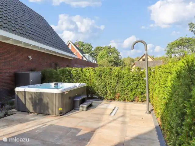 bed & breakfast huren in Nederland, Gelderland, Apeldoorn – Huisje Wenum: 4 - Wolf Jacuzzi met buitendouche