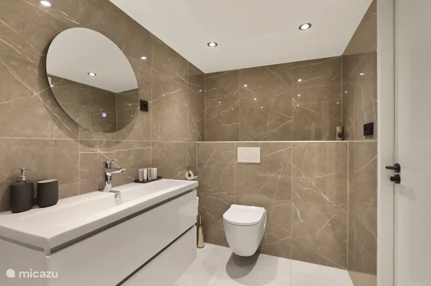 Geräumiges Badezimmer mit Dusche, Badewanne und WC.