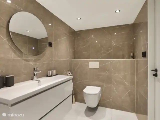 bed & breakfast huren in Nederland, Gelderland, Apeldoorn – Huisje Wenum: 4 - Wolf Ruime badkamer met douche, ligbad en toilet.