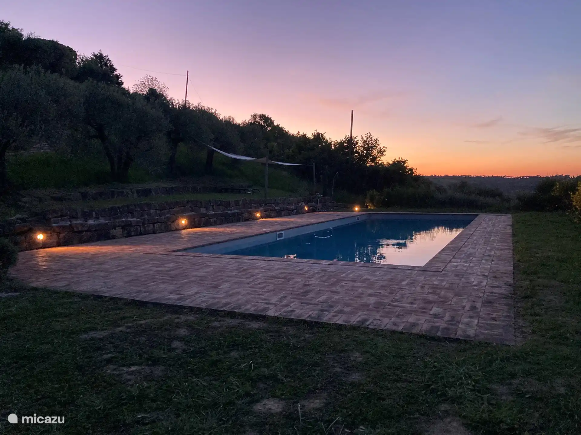La piscine plus tard dans la soirée