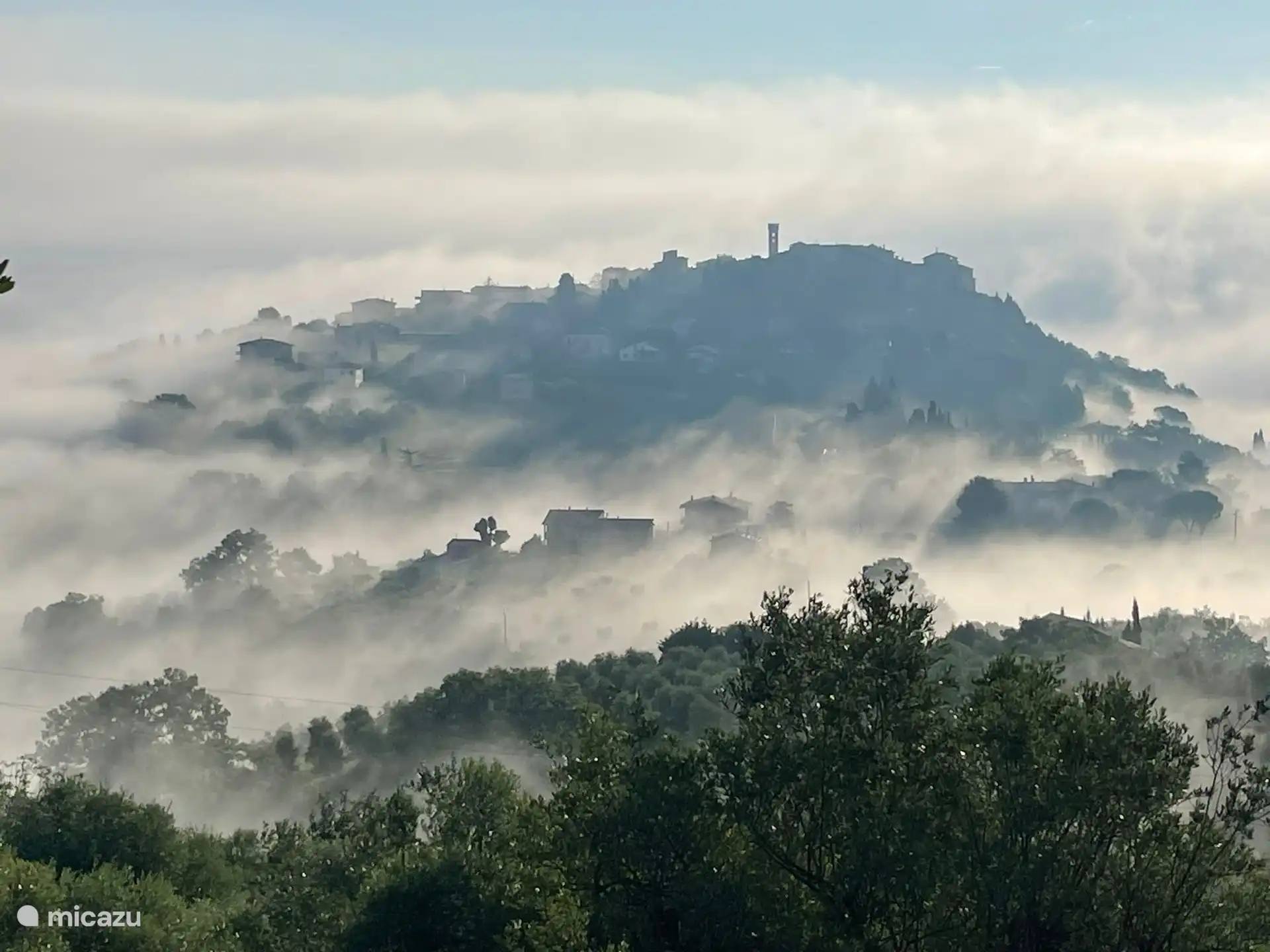 Vue sur le Monte Castello tôt le matin au printemps