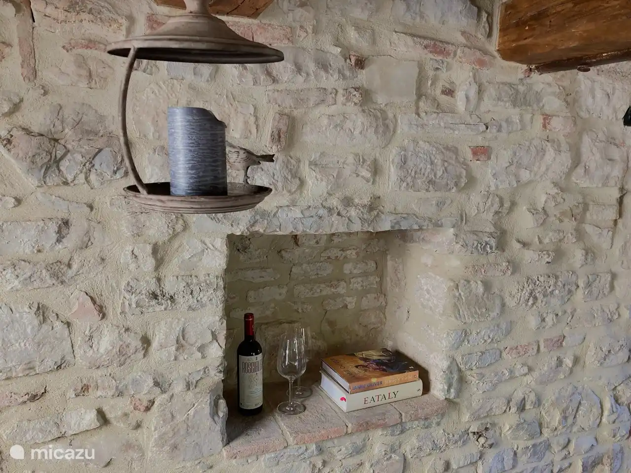 Niche authentique que nous avons ouverte lors de la restauration et dans laquelle nous avons retrouvé des balles anciennes et de la poudre à canon