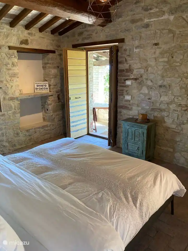 Beau lit avec vue sur Todi. Savourez un cappuccino au lit le matin avec le chant des oiseaux et la vue. Qui ne veut pas de ça ?