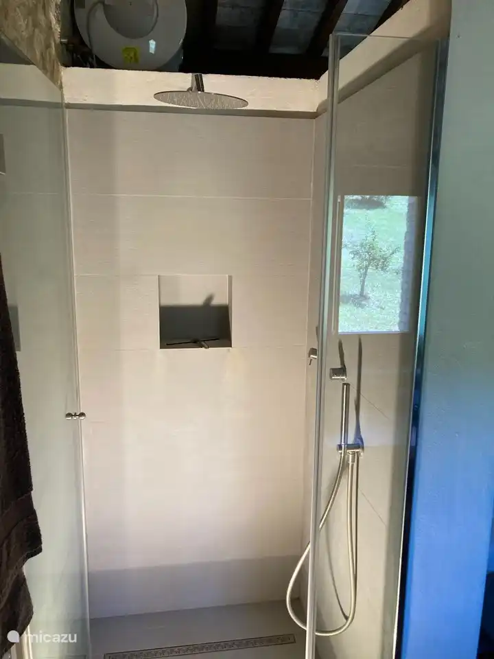 Belle douche à effet pluie avec sèche-serviettes