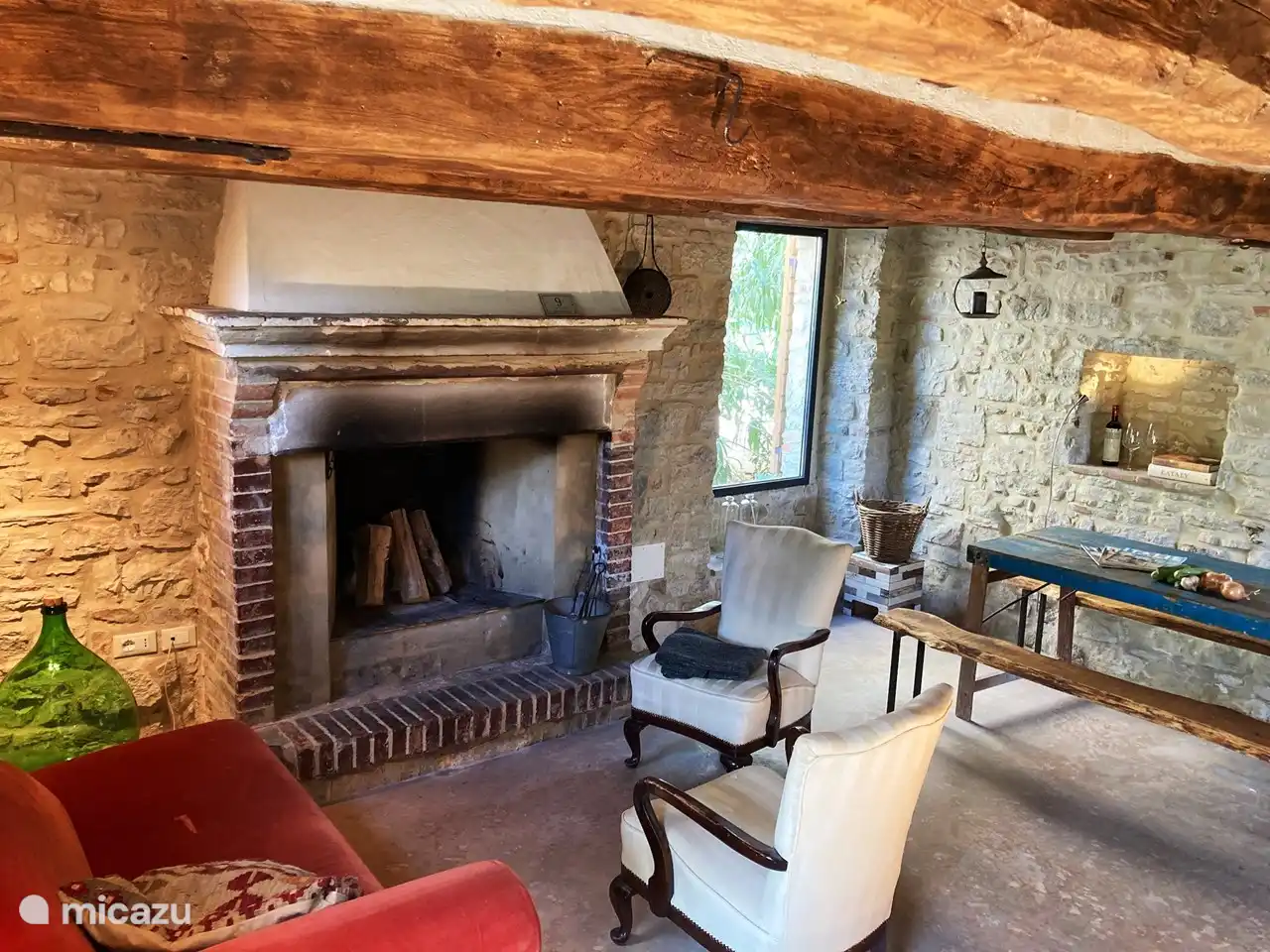 S'il fait trop chaud ou trop froid dehors ; c'est merveilleux de rester à l'intérieur. Grâce aux murs épais, il fait toujours une bonne température à l'intérieur