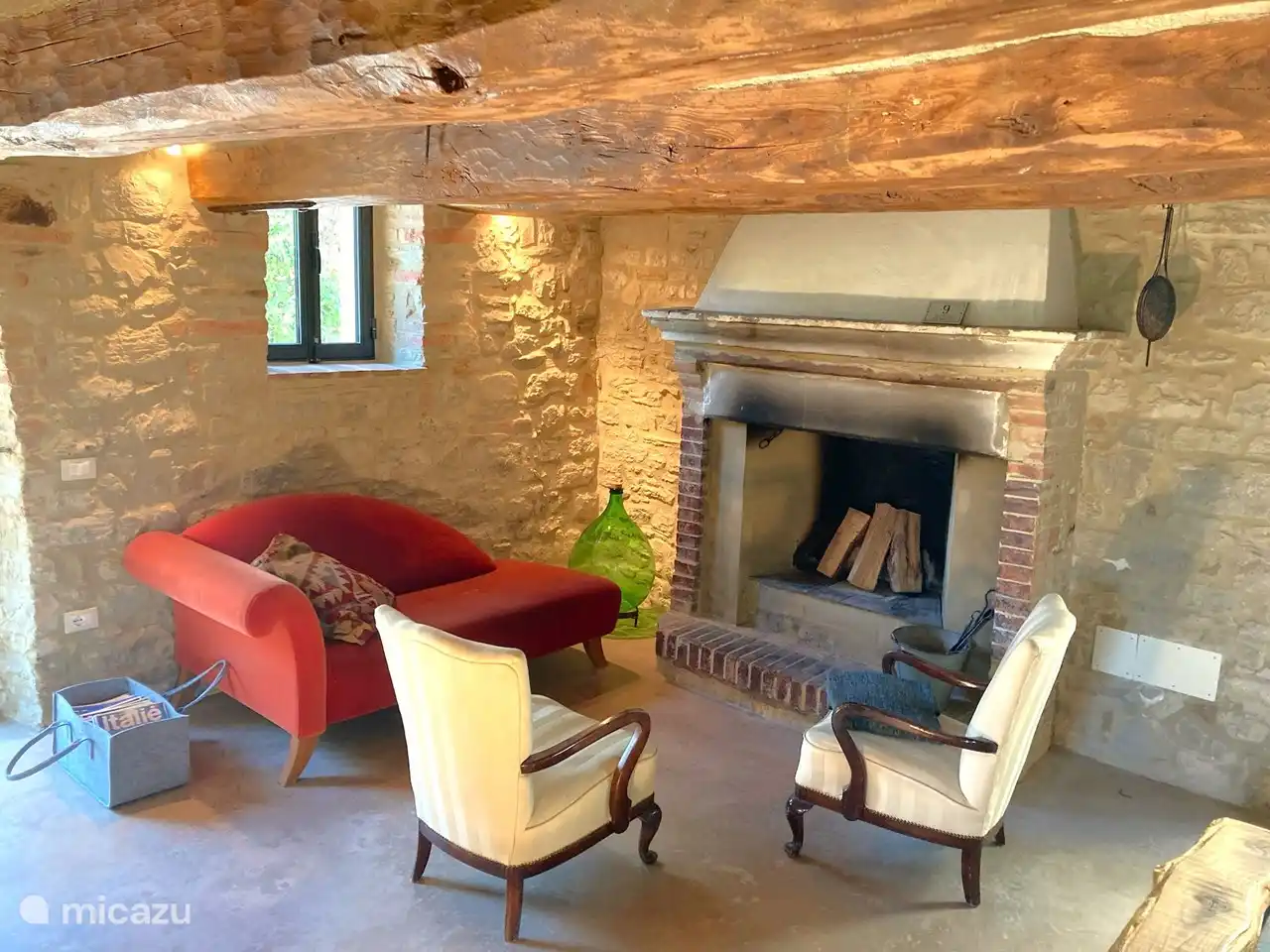 Votre salon dispose d'un joli poêle à bois pour les mois les plus froids