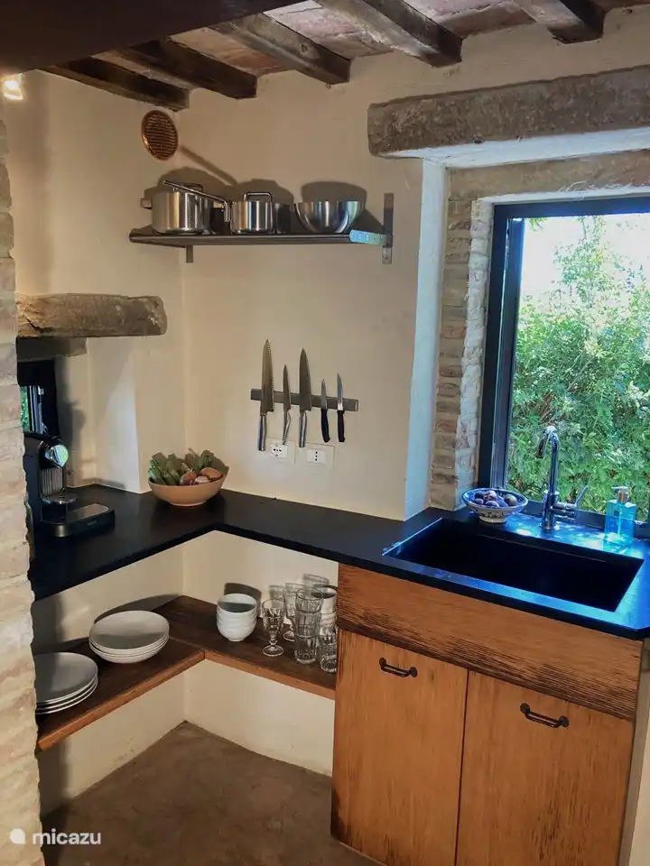 Autre partie de la cuisine avec cafetière et autres ustensiles de cuisine