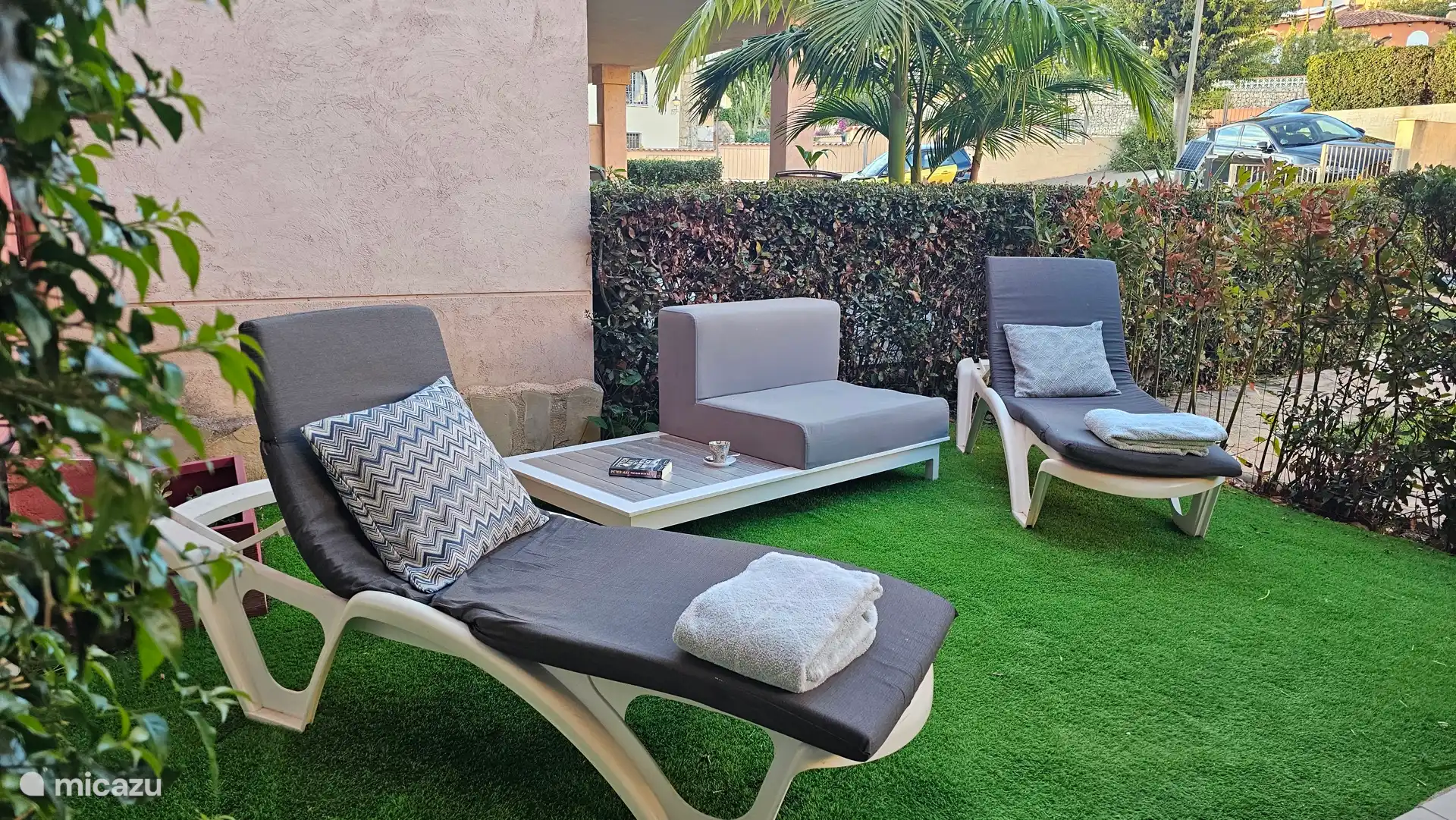 Dicht bij het terras is een ontspanningsruimte met kunstgras en ligstoelen. Ideaal om te ontspannen, een drankje te drinken en te genieten van de zon in een aangename omgeving.