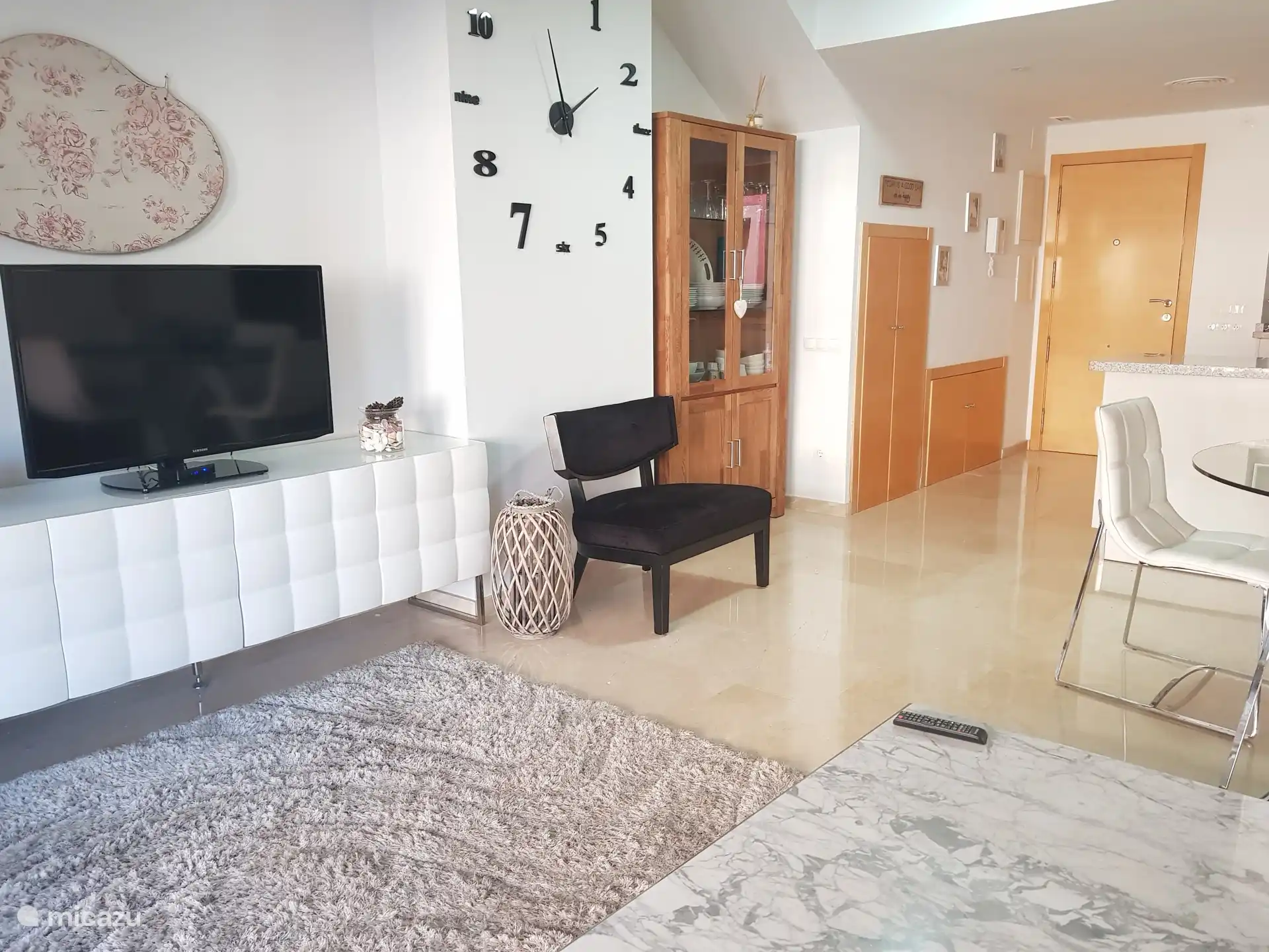 Open uitzicht op de woonkamer en keuken, waardoor er een prachtige, lichte en vriendelijke ruimte ontstaat. Perfect om momenten van ontspanning te delen en te genieten van een aangename en praktische sfeer.