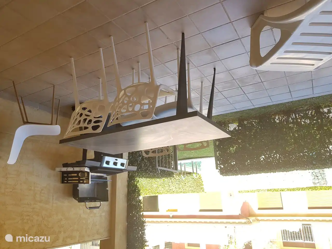 Very nice terrace with gas barbecue, facing the swimming pool