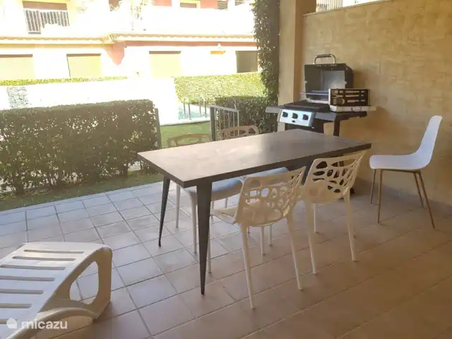 Location de Vacances Espagne, Costa Blanca, Benissa, appartement - La Marquandière Très belle terrasse avec barbecue à gaz, face à la piscine