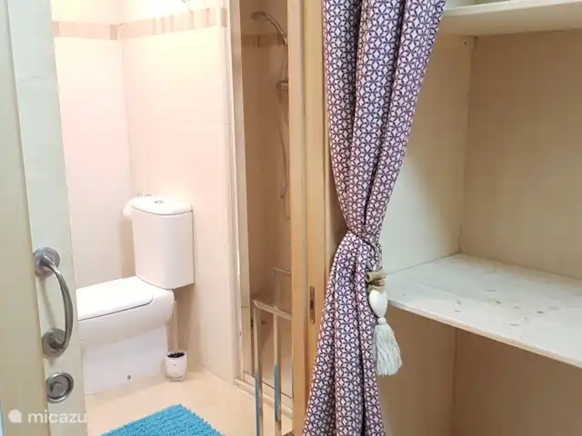 Location de Vacances Espagne, Costa Blanca, Benissa, appartement - La Marquandière Très grande douche privée pour la chambre parentale.