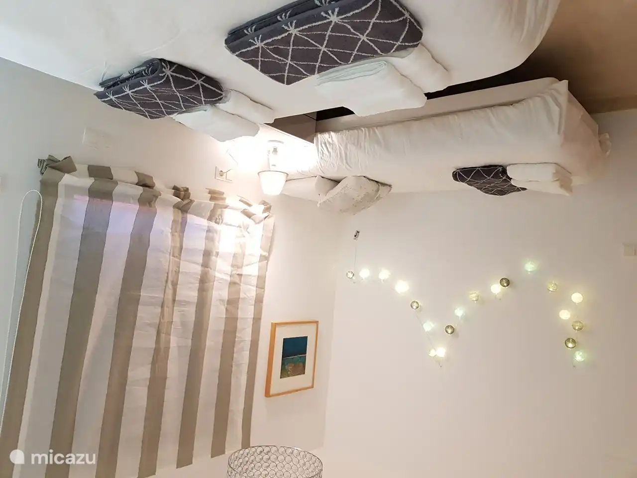 Single bed in the family room