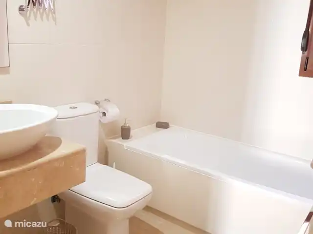 Location de Vacances Espagne, Costa Blanca, Benissa, appartement - La Marquandière Salle de bain familiale avec toilette, lavabo et baignoire