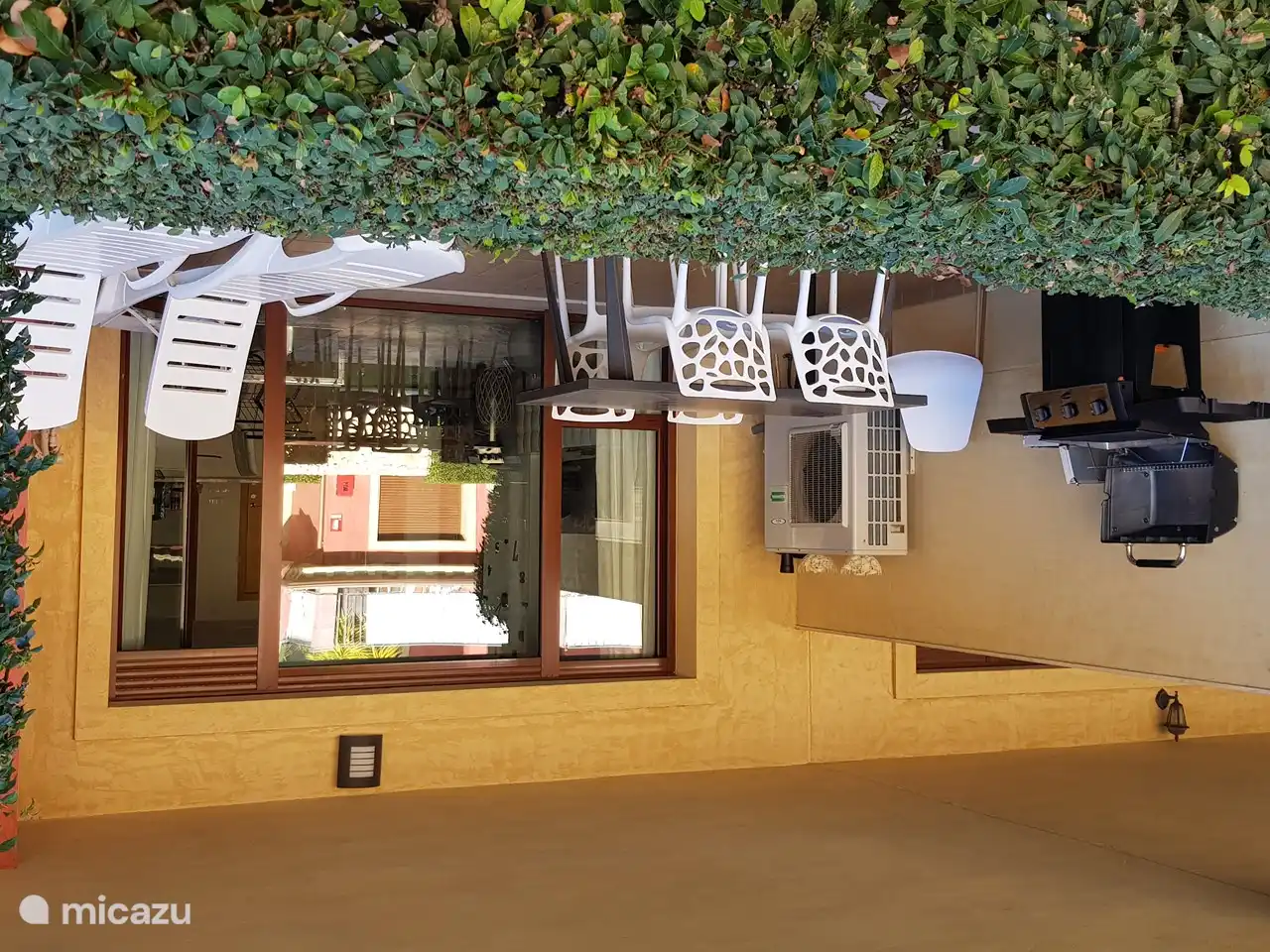 Terrace in the shade, very pleasant in this hot weather.