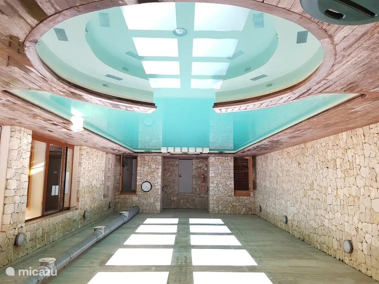 Indoor swimming pool 1 minute from the apartment