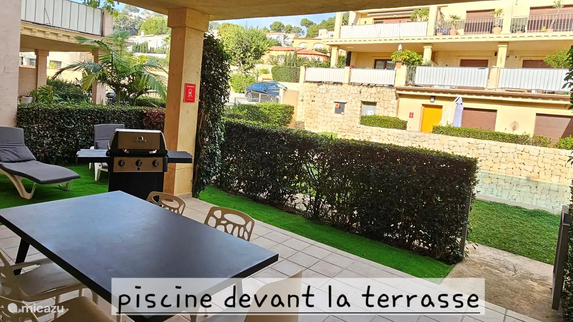 Terrace facing the small swimming pool with artificial grass which allows you to relax on the deckchairs