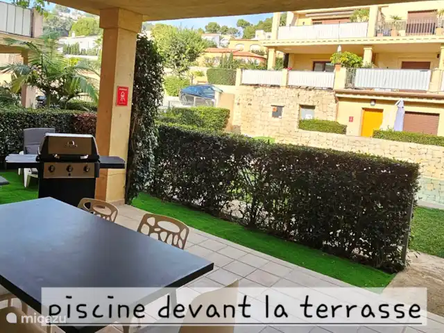 Location de Vacances Espagne, Costa Blanca, Benissa, appartement - La Marquandière Terrasse face à la petite piscine avec herbe artificielle qui permet de se prélasser sur les transats