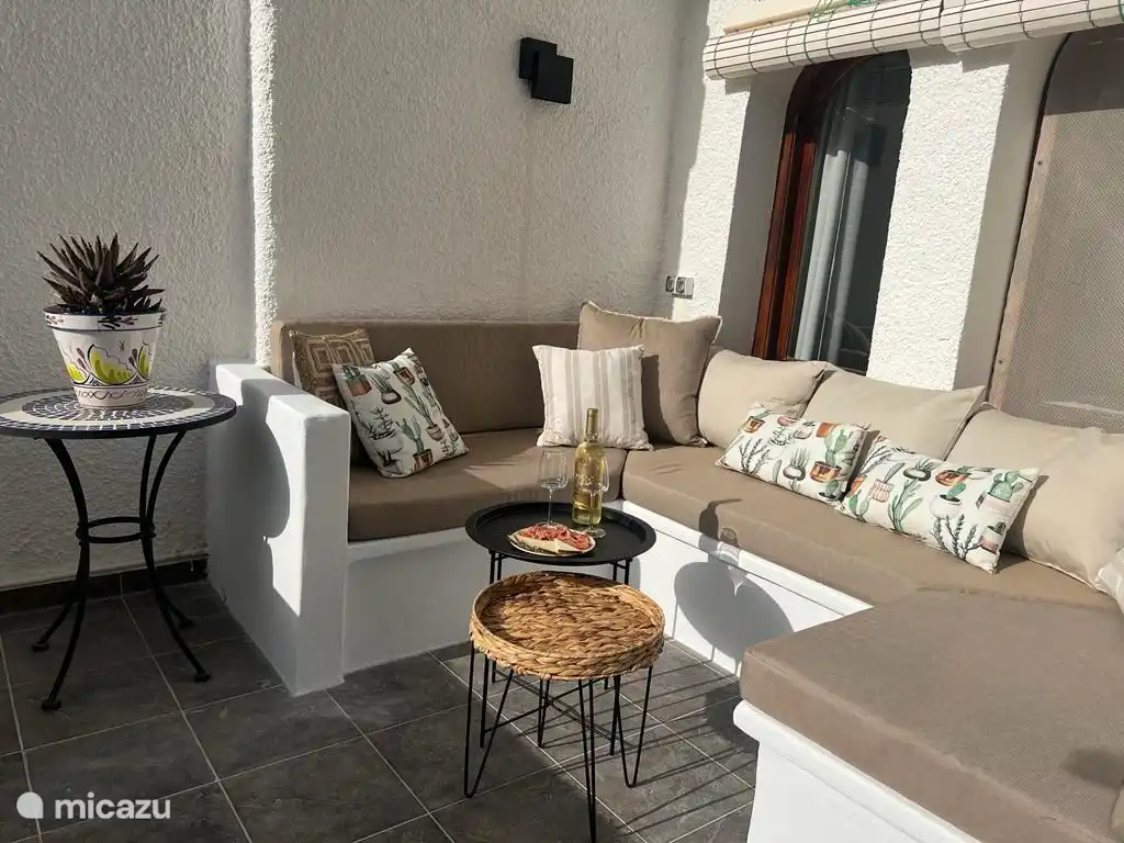 Sofá lounge en amplio balcón.