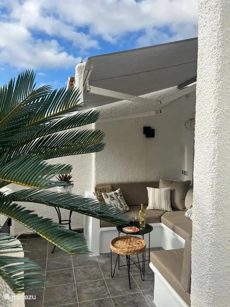 Sofá lounge en un gran balcón