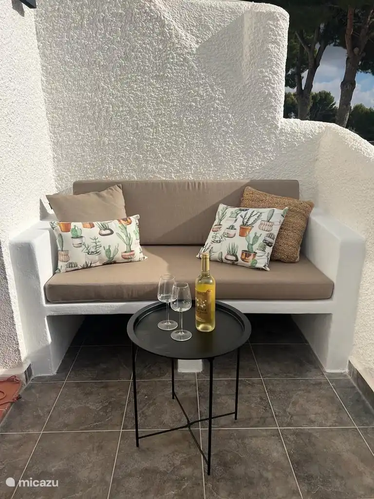 Amplia zona de estar en el balcón. Maravilloso para disfrutar del sol de la tarde, especialmente en primavera y otoño.