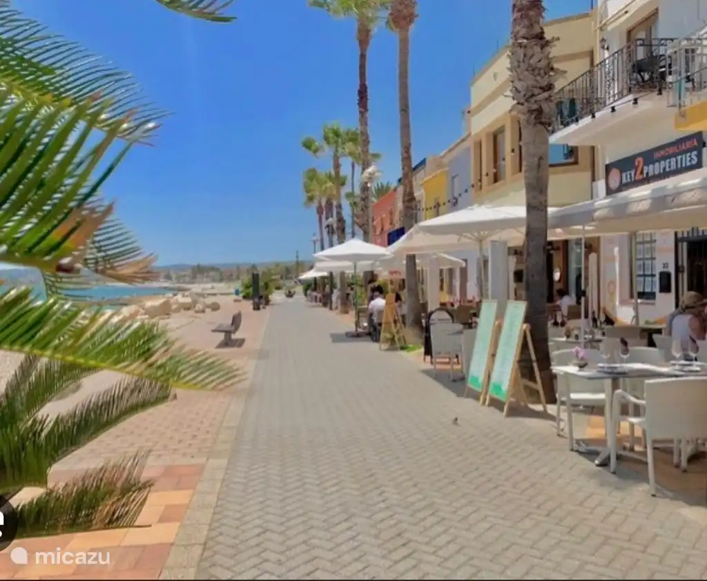 Boulevard en el antiguo puerto de Jávea.